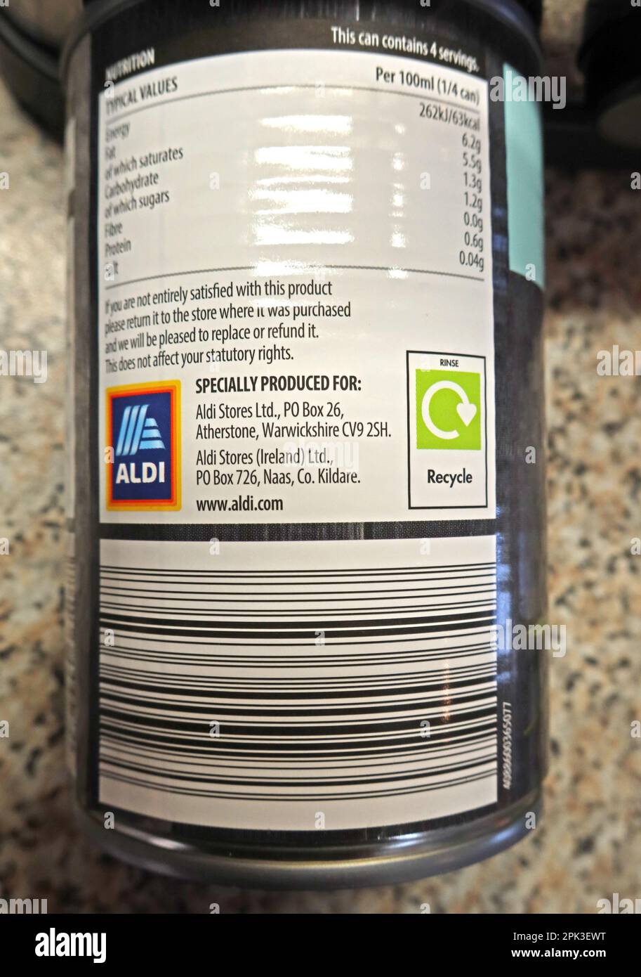 ALDI rund um den Tin-Barcode, damit die Mitarbeiter die einzelnen Artikel noch effizienter scannen können Stockfoto