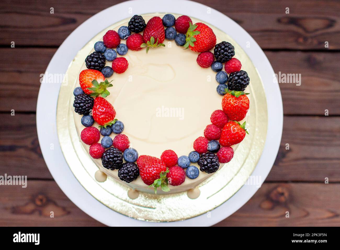 Käsekuchen mit frischen Erdbeeren, Himbeeren, Heidelbeeren und ...