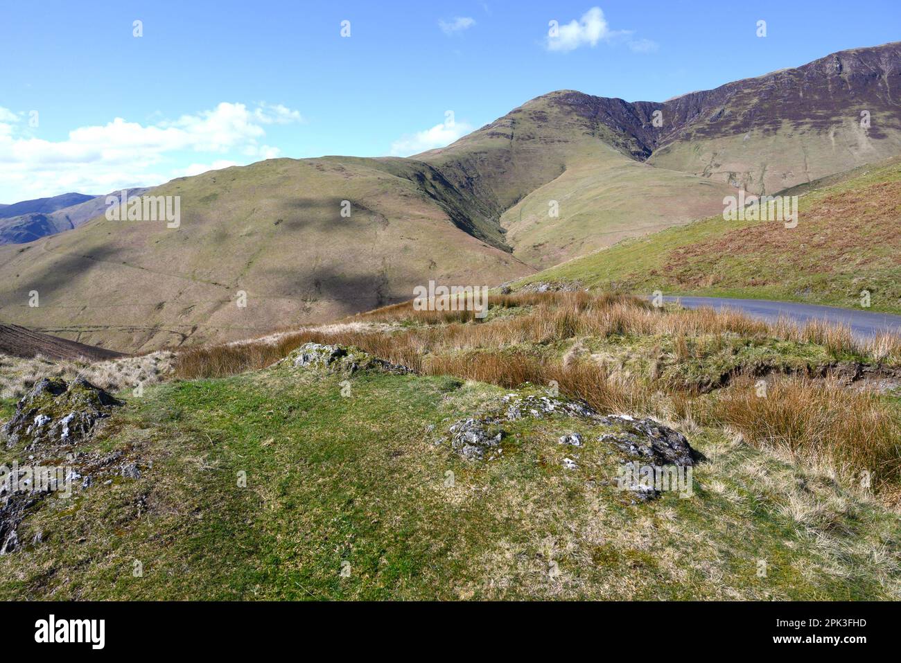Lake District, Cumbria, Großbritannien. Blick vom Newlands Pass nach Osten in Richtung Robinson Fell, Anfang April Stockfoto