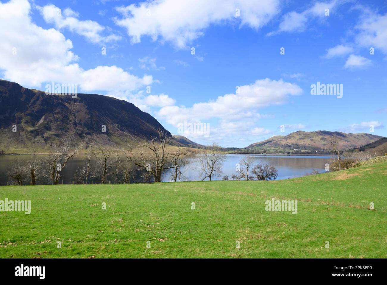 Crummock Water, Lake District, Cumbria, Großbritannien. Blick über den Melbreak Hill, von der B5289. Auf der Ostseite des Sees aus gesehen. Anfang April Stockfoto