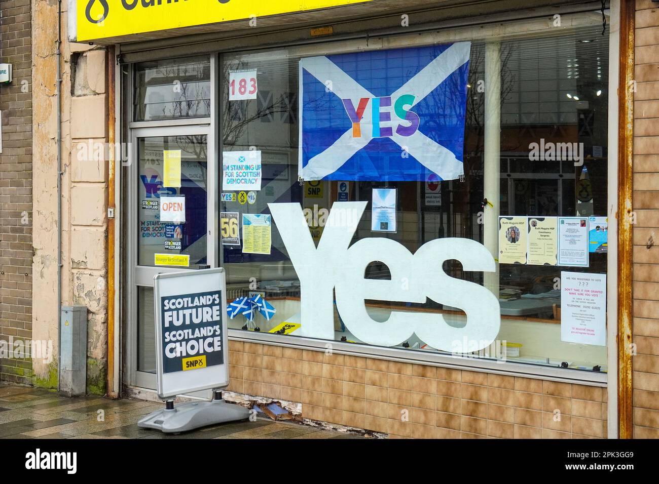 Irvine, Großbritannien. 05. April 2023. UK. Außerhalb des Büros der schottischen Nationalpartei Irvine, Schottland, ist Irvine die Heimatstadt von Nicola Sturgeon, dem ehemaligen Ersten Minister von Schottland und Ehefrau von Peter Murrel, der heute in Polizeigewahrsam genommen wurde, um wegen mutmaßlichen Betrugs befragt zu werden. Kredit: Findlay/Alamy Live News Stockfoto