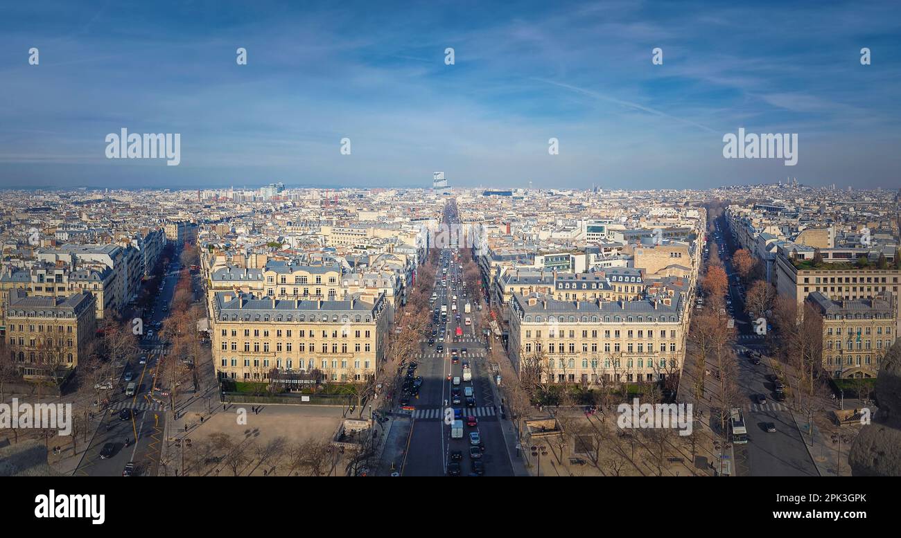 Atemberaubendes Stadtpanorama mit Blick auf die Avenue de Wagram und das neue Tribunal von Paris in Porte de Clichy, Gerichtsgebäude Frankreich. Wunderschönes pariser Ar Stockfoto