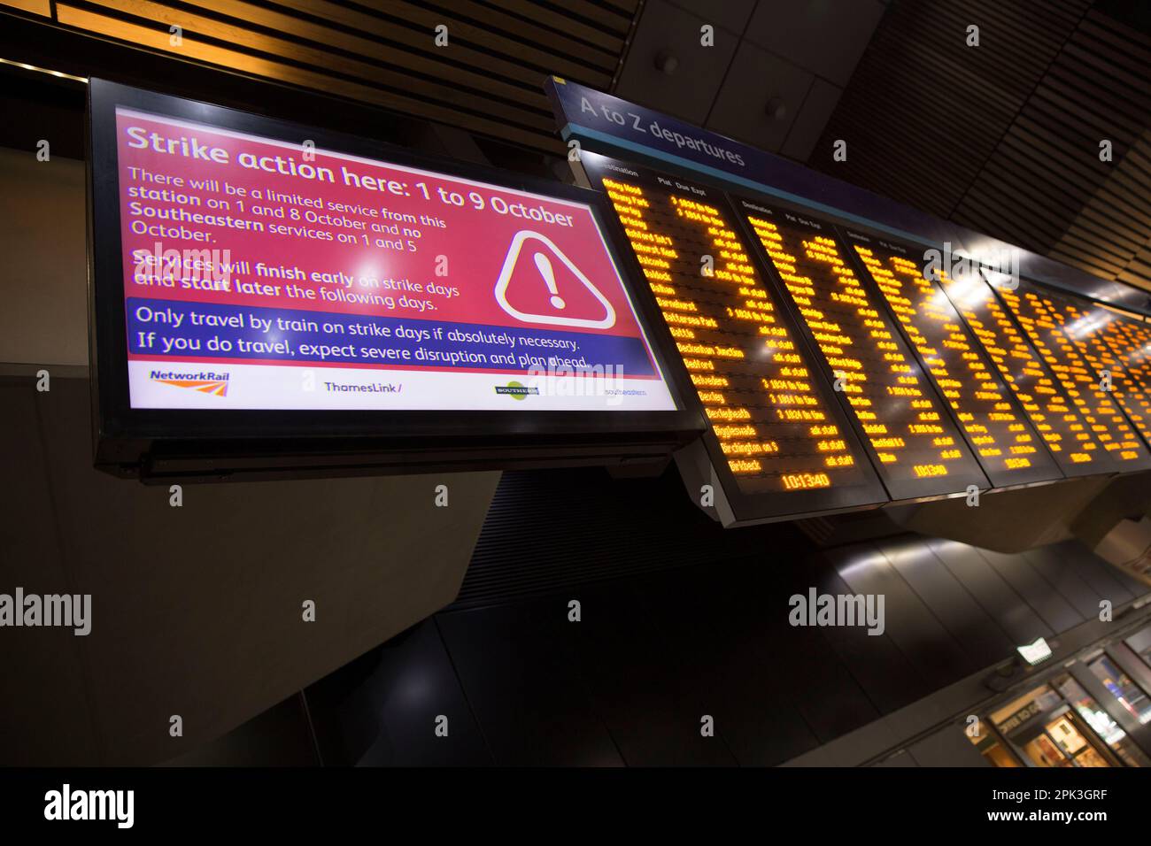 Am Londoner Bahnhof London Bridge ist ein elektrischer Fahrplan zu sehen, während die Bahnarbeiter streiken. Stockfoto