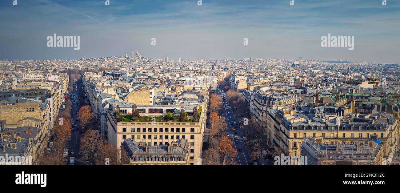 Atemberaubendes Pariser Stadtpanorama mit Blick auf die Basilika Sacré-Coeur des Heiligen Herzens, Frankreich. Wunderschöne pariser Architektur, historische Gebäude und Stockfoto