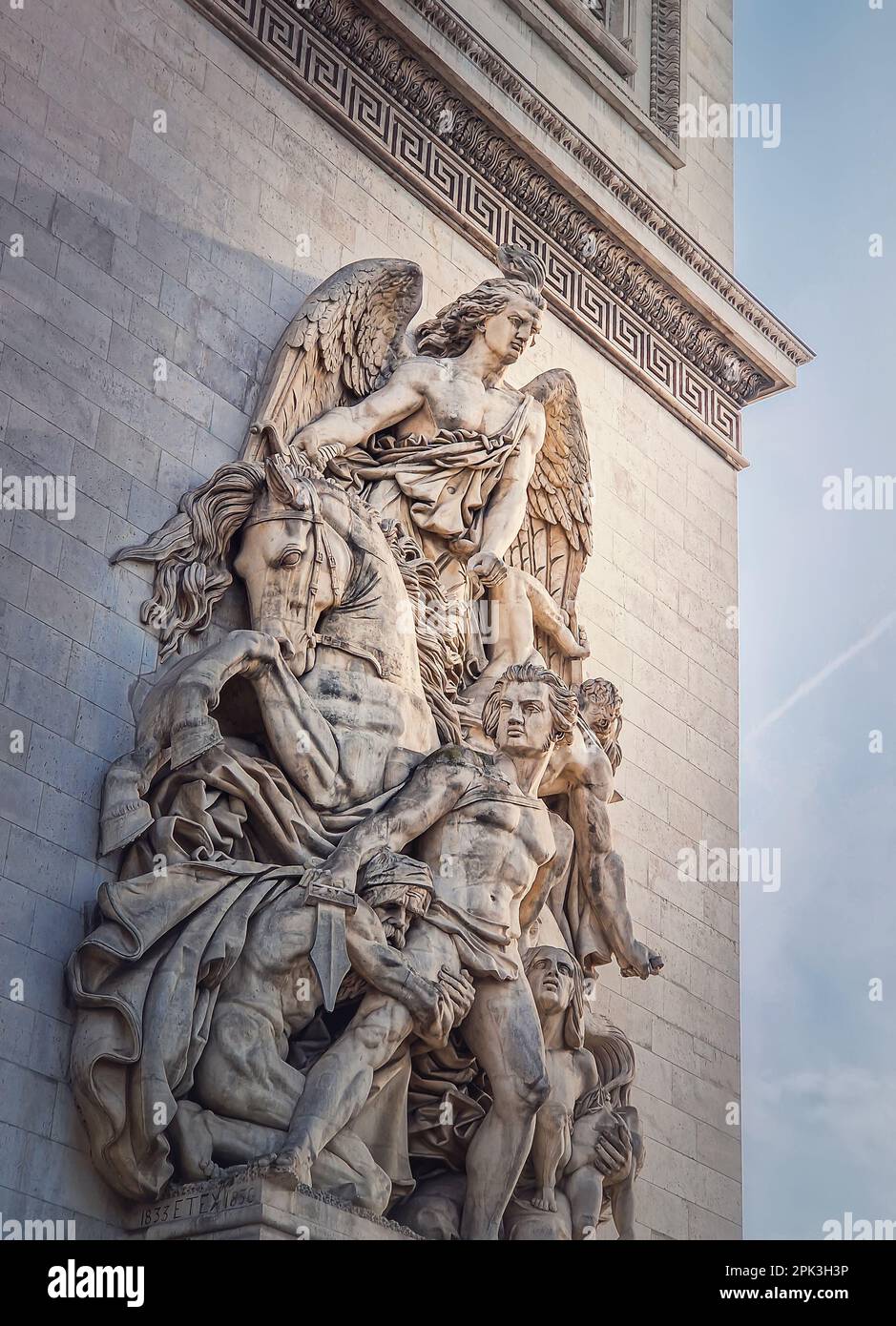 Nahaufnahme architektonischer Details des Triumphbogens, Paris, Frankreich. La Resistance de 1814 schmückt eine Säule des Triumphbogens Stockfoto