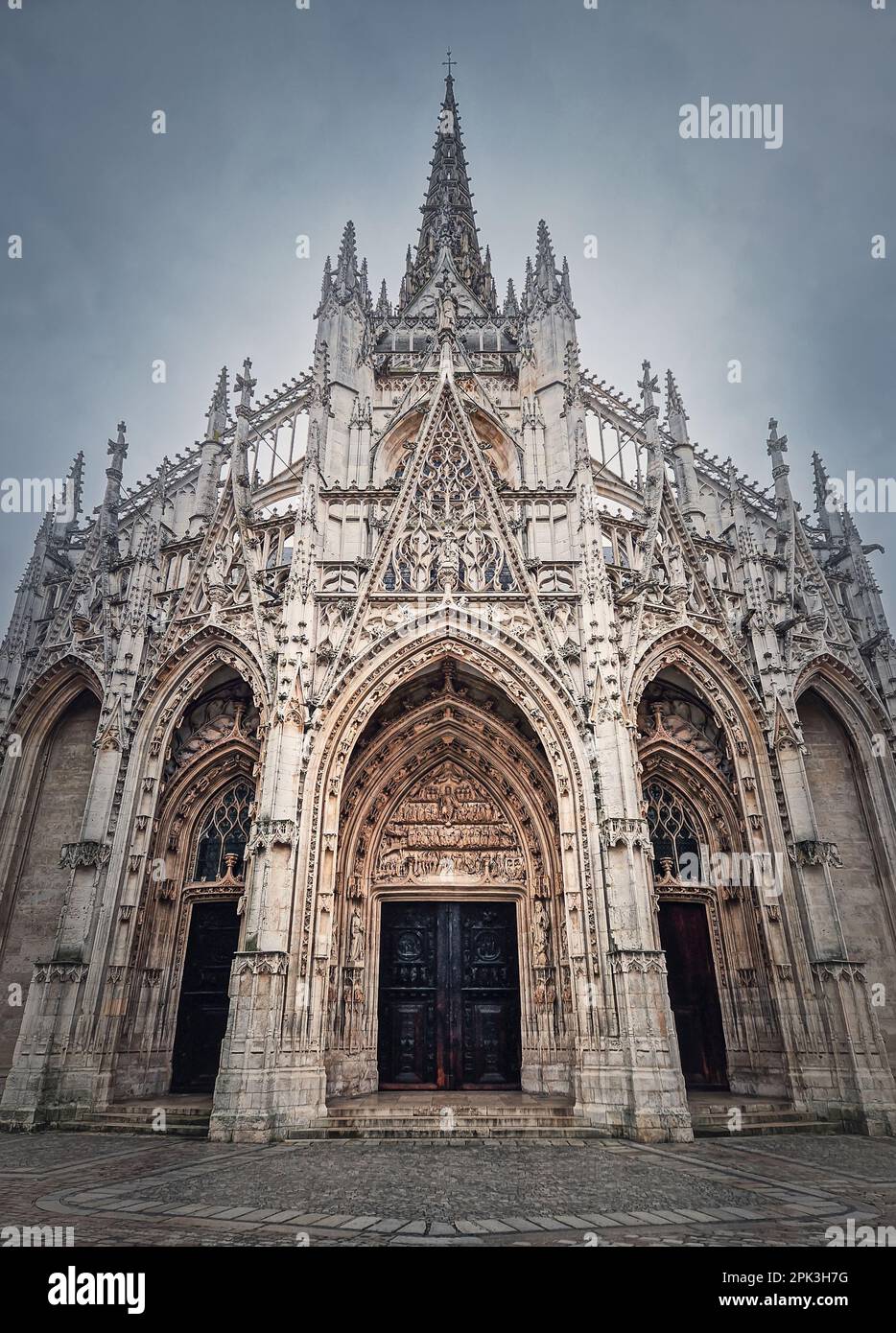 Außenfassade mit Blick auf die Kirche St. Maclou von Rouen in der Normandie, Frankreich. Extravaganter gotischer Architekturstil Stockfoto