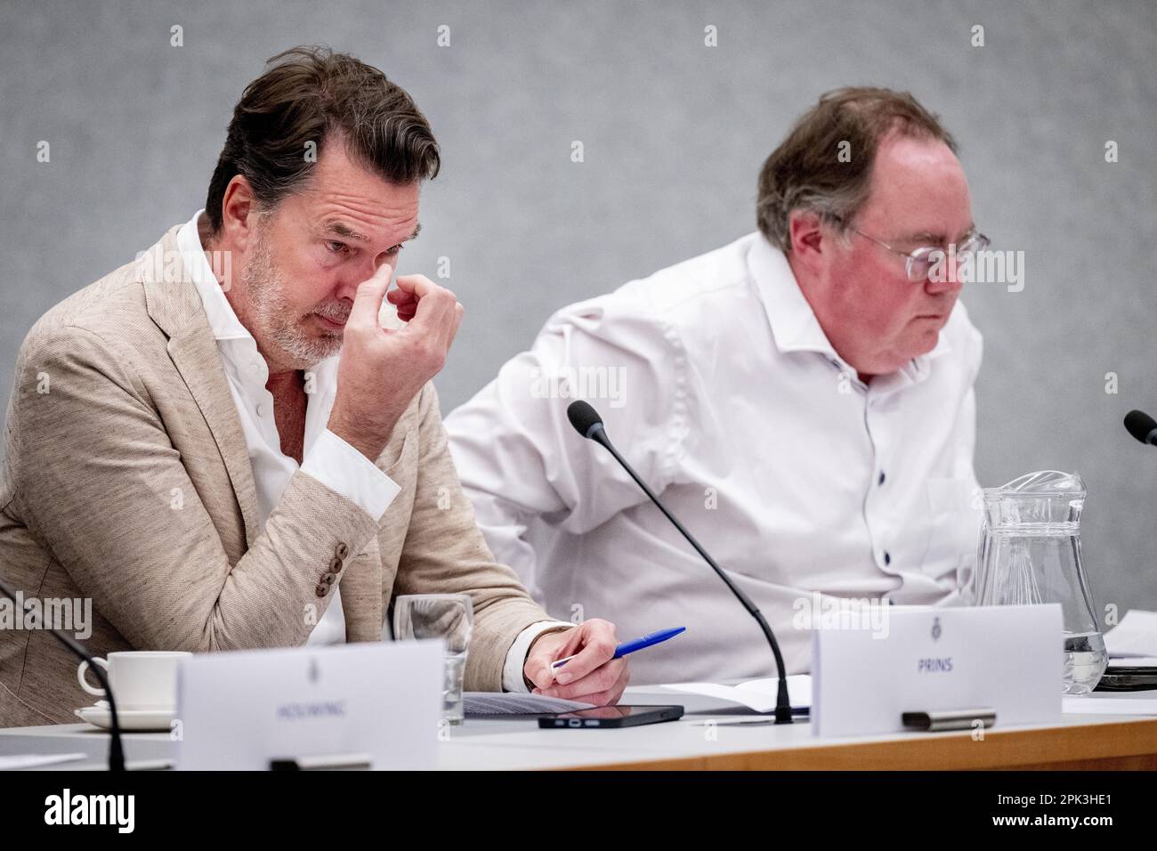 DEN HAAG - B. Hubert, ehemaliges technisches Mitglied der tib und mr. R. Prins (rechts ) , ehemaliges technisches Mitglied der TIB während einer Rundtischdiskussion über das temporäre Gesetz über den Betrieb von Internetanschlüssen. ANP ROBIN UTRECHT niederlande raus - belgien raus Stockfoto