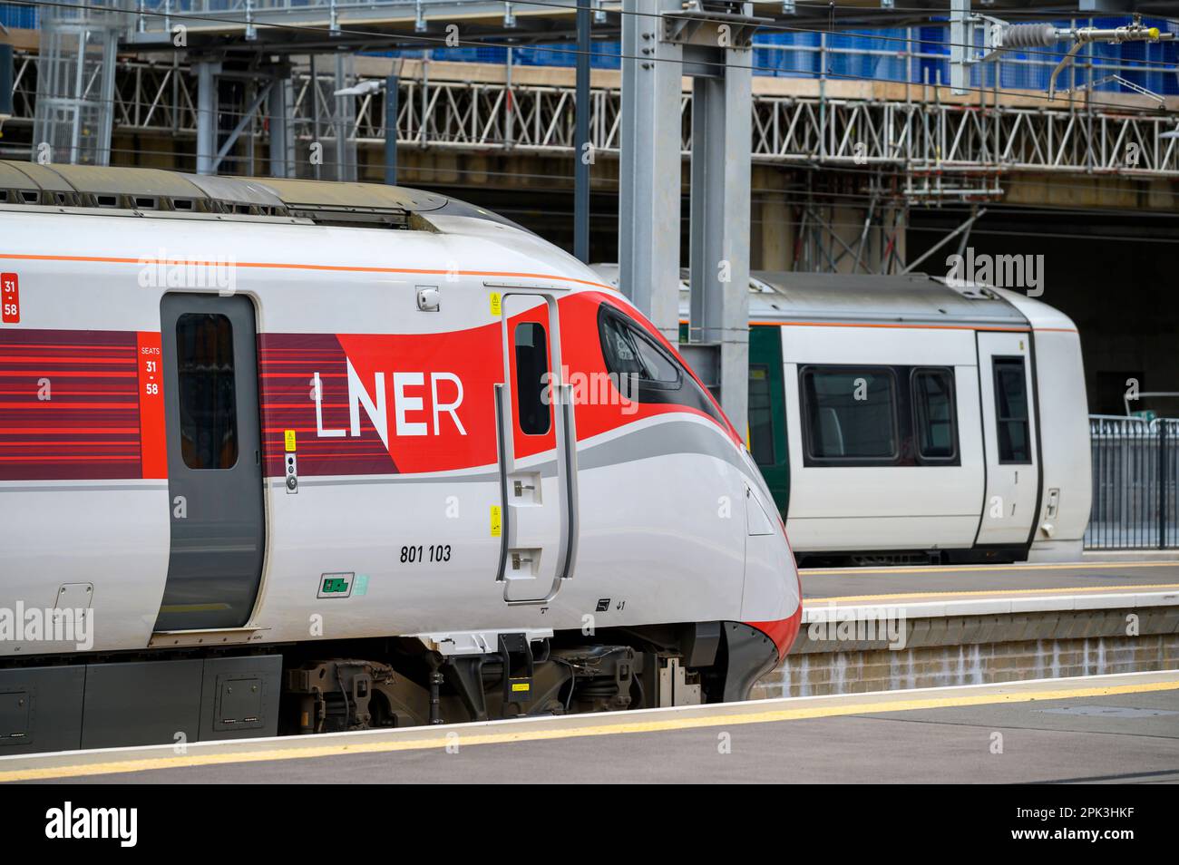 Führerstand eines LNER Azuma Hochgeschwindigkeitszugs auf der East Coast Main Line, England, Großbritannien. Stockfoto