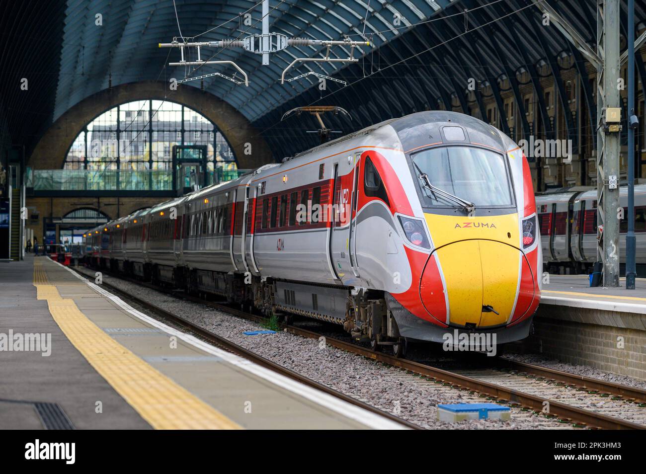 Der Azuma-Hochgeschwindigkeitszug in LNER-Aufmachung wartet am Bahnhof Kings Cross, London, Großbritannien. Stockfoto