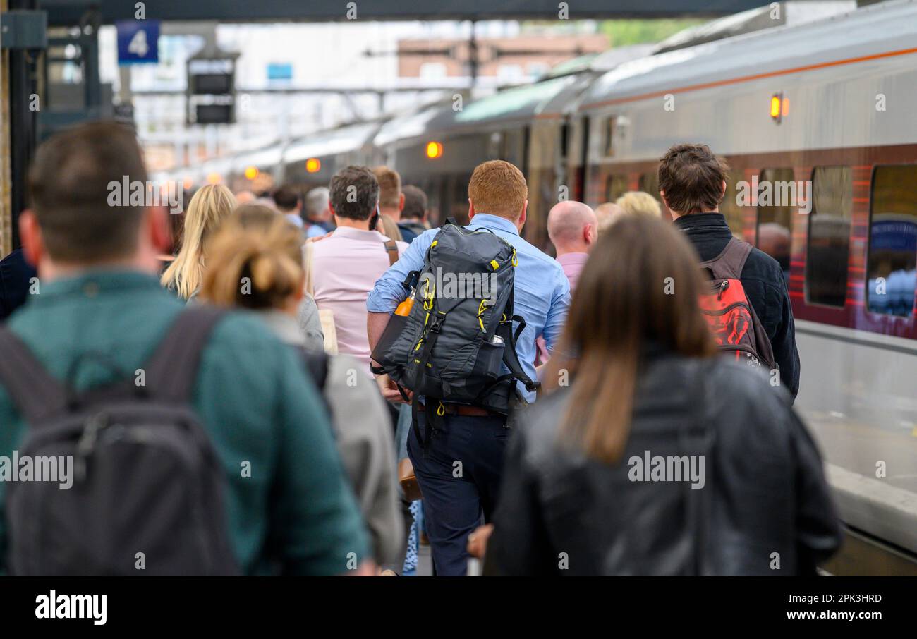 Überfüllter Bahnsteig an einem Bahnhof während der Hauptverkehrszeit in England. Stockfoto