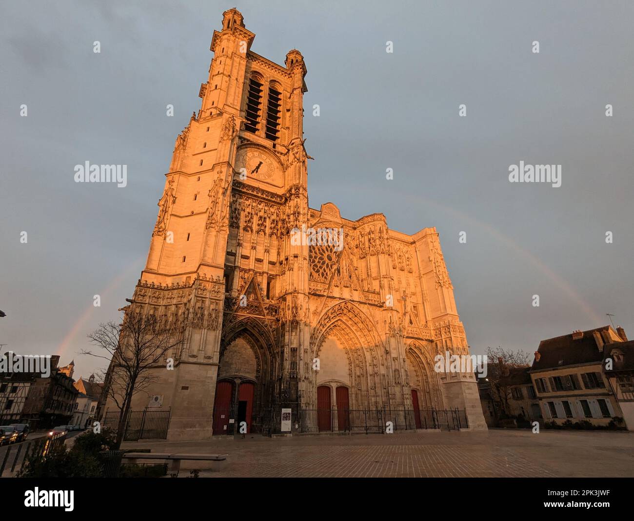 Ein Regenbogen führt hinter der Cathédrale Saint-Pierre Saint-Paul im Zentrum von Troyes, Frankreich Stockfoto