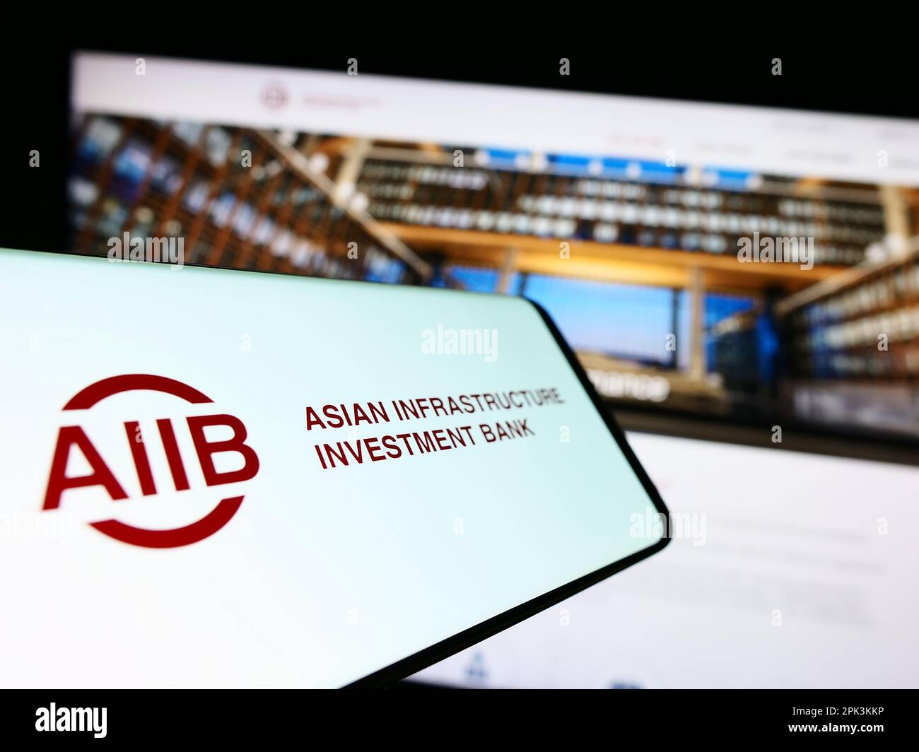 Smartphone mit Logo der Asian Infrastructure Investment Bank (AIIB) auf dem Bildschirm vor der Website. Fokus auf die Mitte links des Telefondisplays. Stockfoto