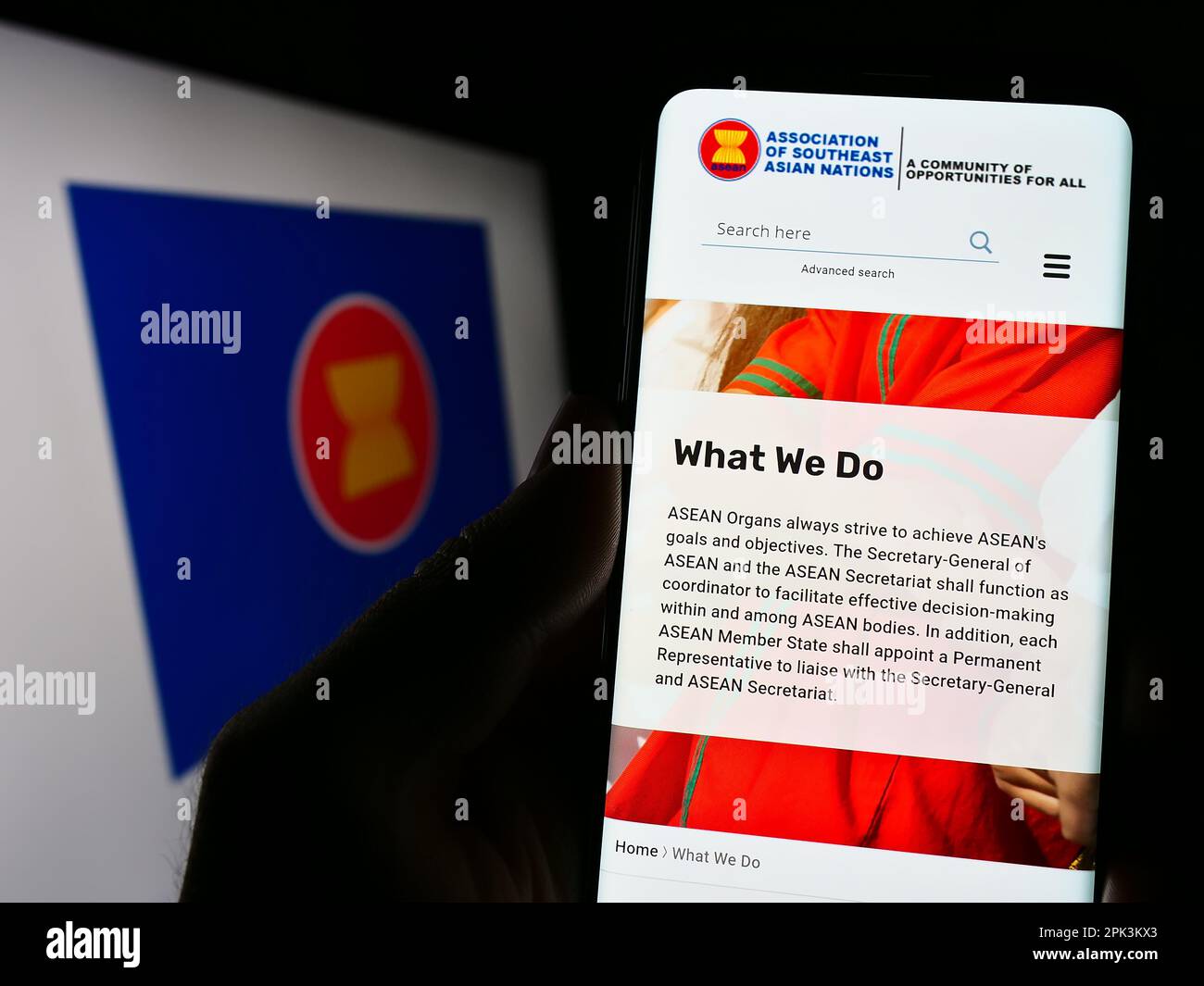 Person, die ein Mobiltelefon mit einer Webseite des Verbands Südostasiatischer Nationen (ASEAN) auf dem Bildschirm mit Logo besitzt. Konzentrieren Sie sich auf die Mitte des Telefondisplays. Stockfoto