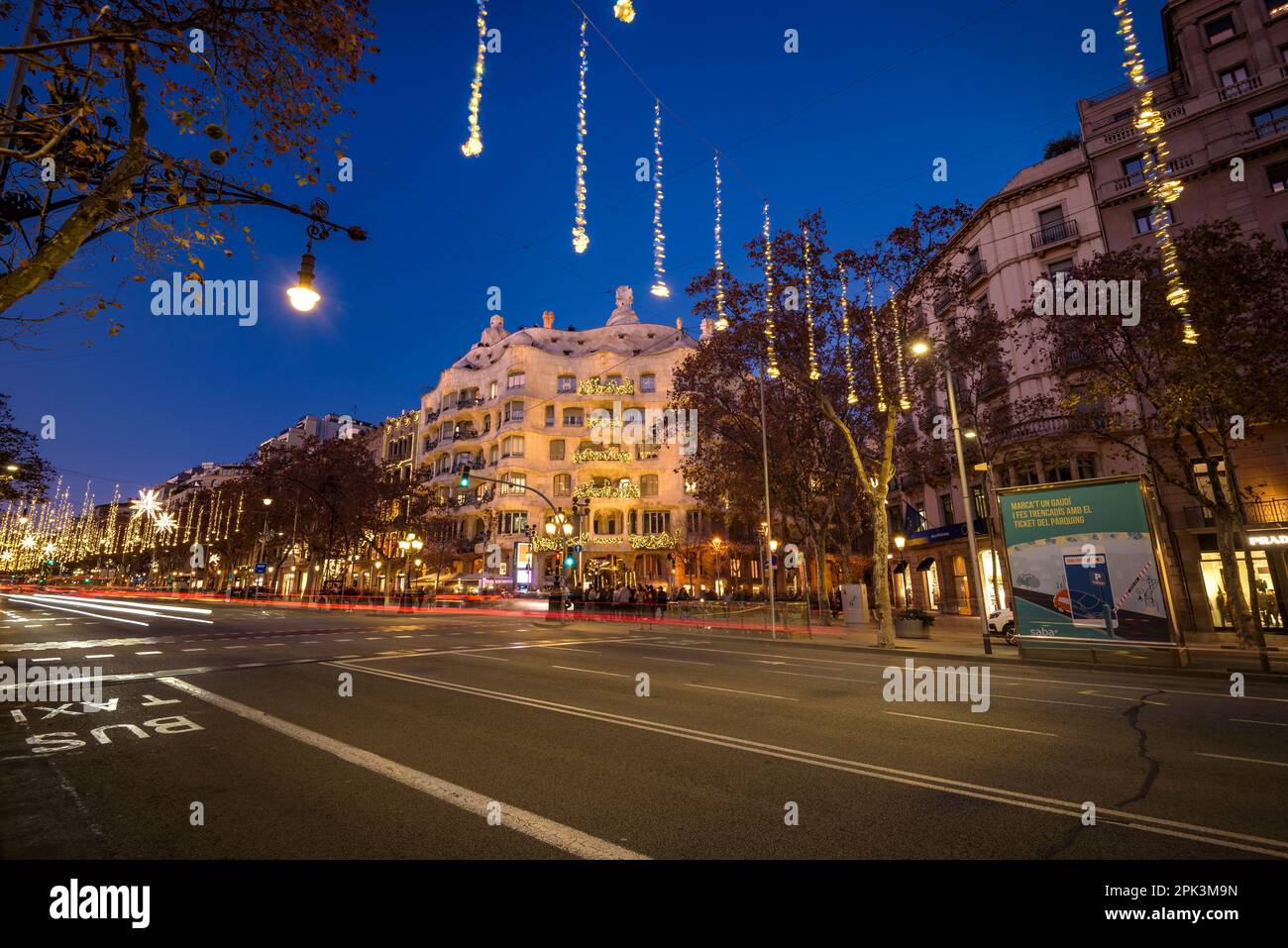 La Pedrera (Casa Milà), auf dem Passeig de Gracia zur blauen Stunde und bei Nacht mit spezieller Weihnachtsbeleuchtung (Barcelona, Katalonien, Spanien) Stockfoto