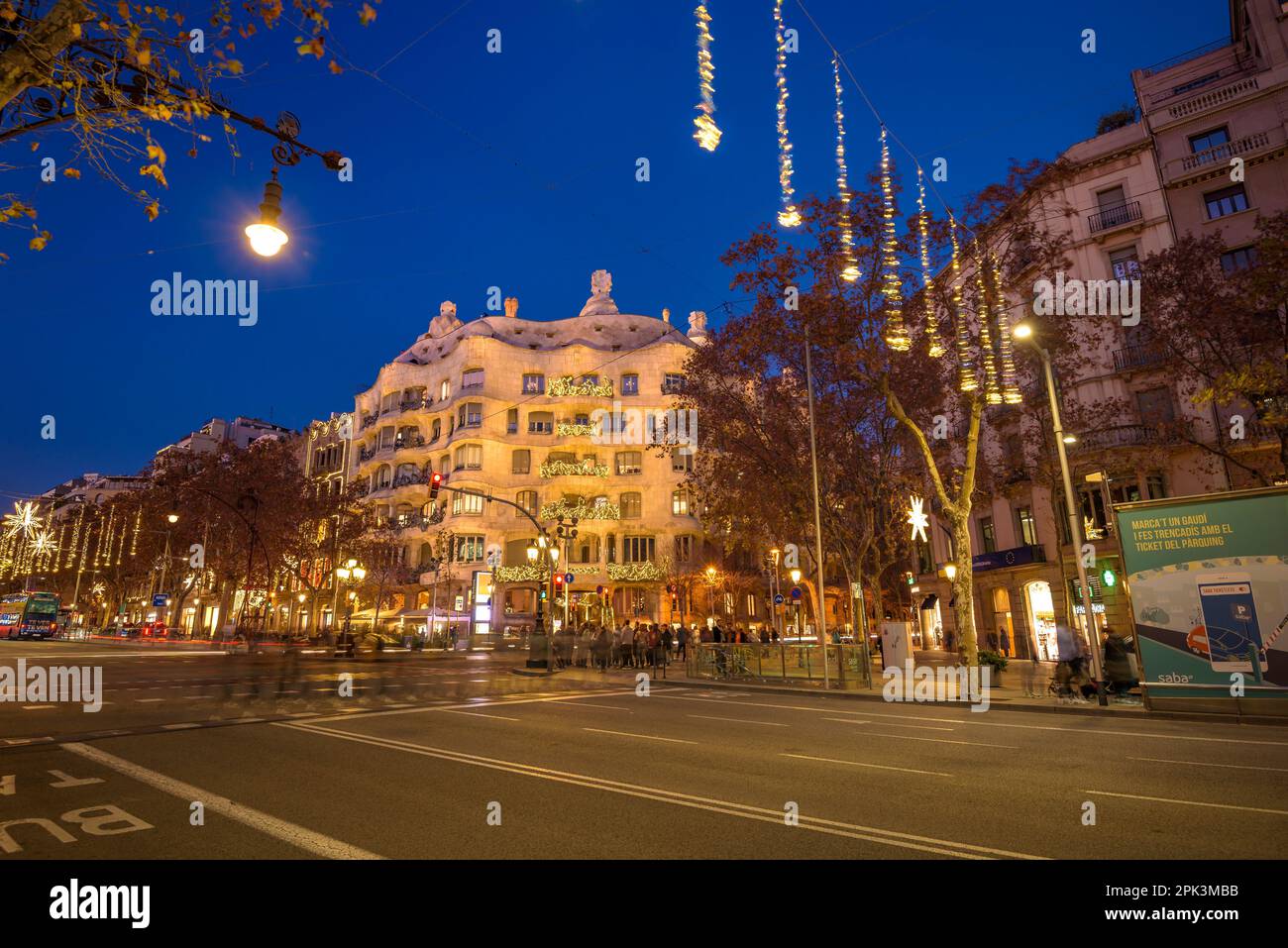 La Pedrera (Casa Milà), auf dem Passeig de Gracia zur blauen Stunde und bei Nacht mit spezieller Weihnachtsbeleuchtung (Barcelona, Katalonien, Spanien) Stockfoto