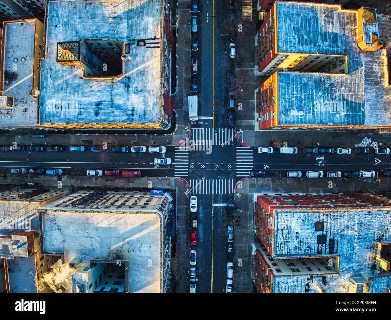 Ein Luftblick auf eine belebte Straße der Stadt, mit einer langen Reihe