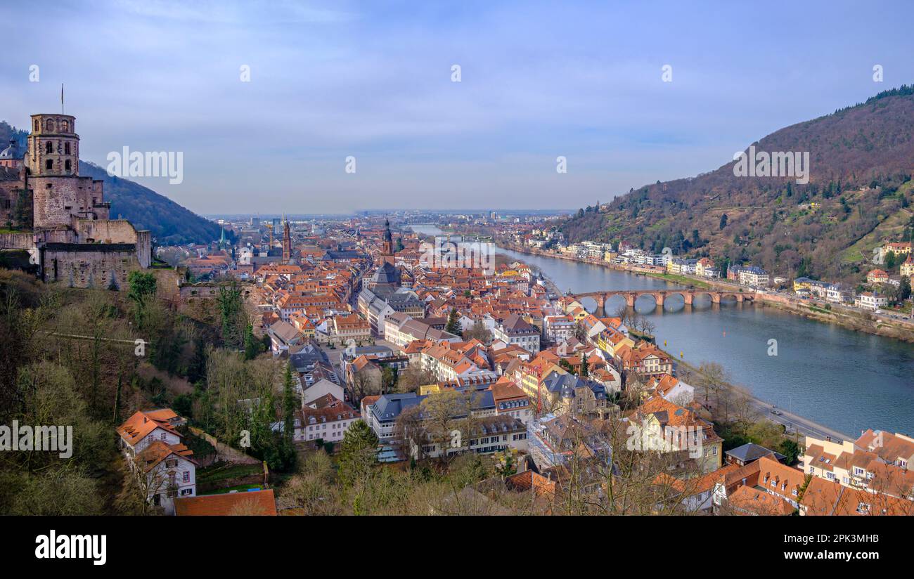 Blick zur Schlossruine und über die historische Kernaltstadt von Heidelberg, Baden-Württemberg, Deutschland, Europa. Panoramablick auf das Schloss und Stockfoto
