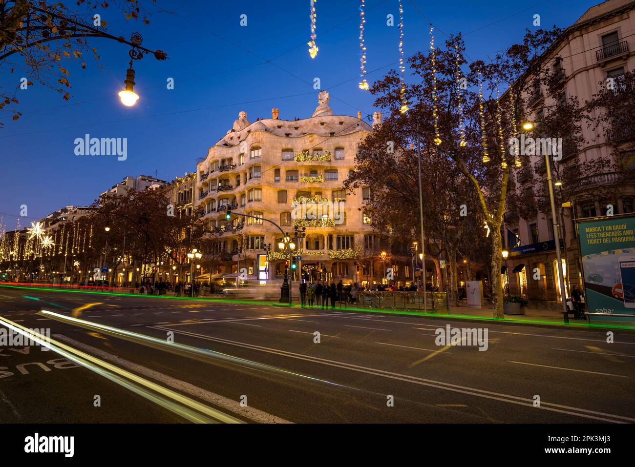 La Pedrera (Casa Milà), auf dem Passeig de Gracia zur blauen Stunde und bei Nacht mit spezieller Weihnachtsbeleuchtung (Barcelona, Katalonien, Spanien) Stockfoto