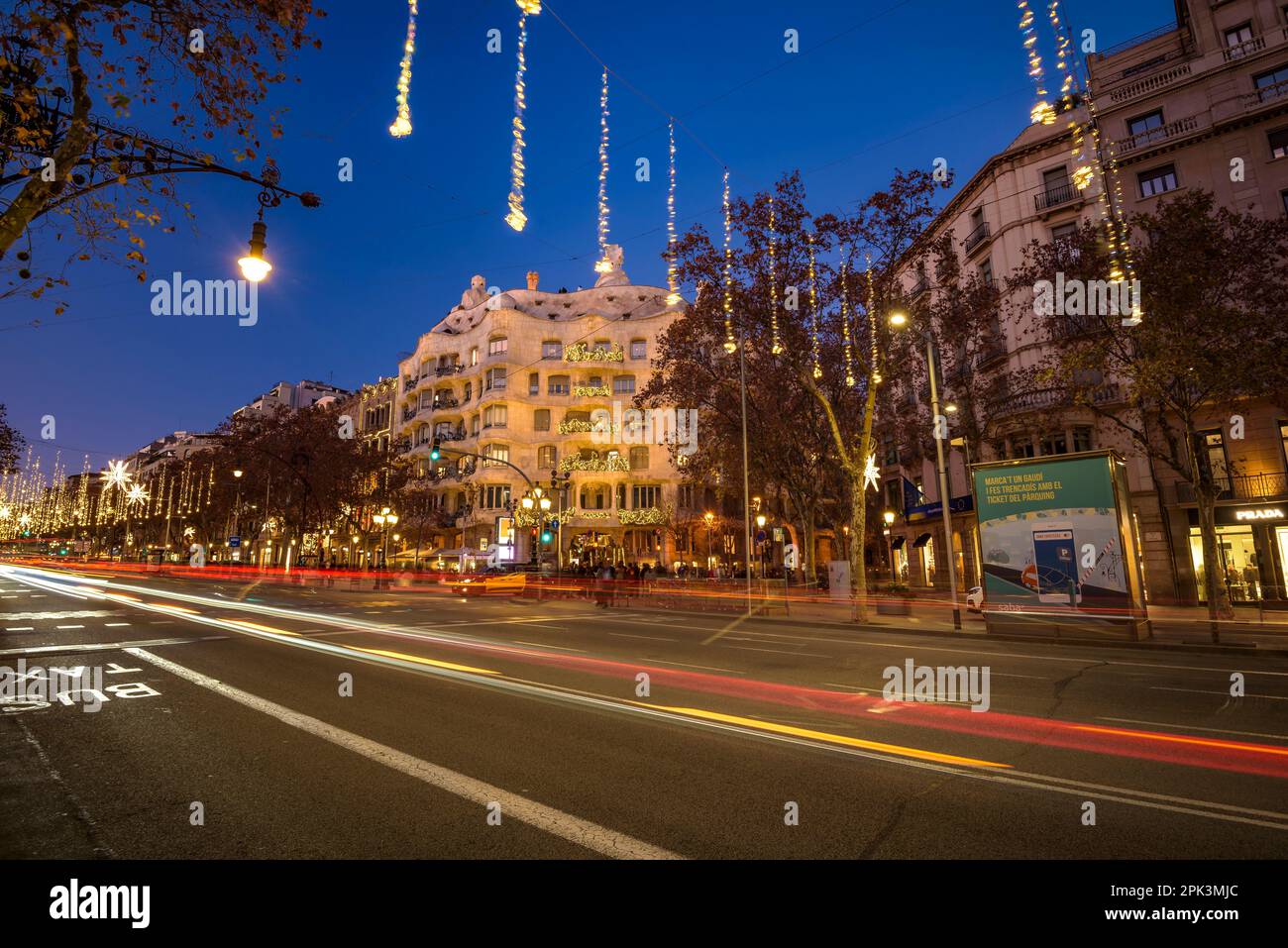 La Pedrera (Casa Milà), auf dem Passeig de Gracia zur blauen Stunde und bei Nacht mit spezieller Weihnachtsbeleuchtung (Barcelona, Katalonien, Spanien) Stockfoto