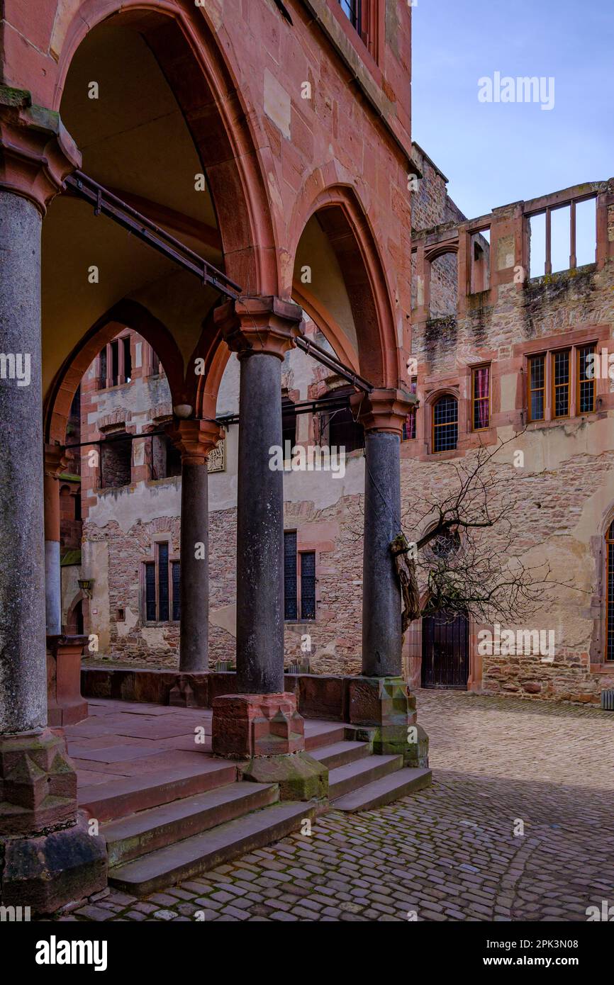 Heidelberger Schloss, Heidelberg, Baden-Württemberg, Deutschland, Europa, Innenhof und Brunnenhalle (Brunnenhalle) mit spätgotischem Tresor. Stockfoto
