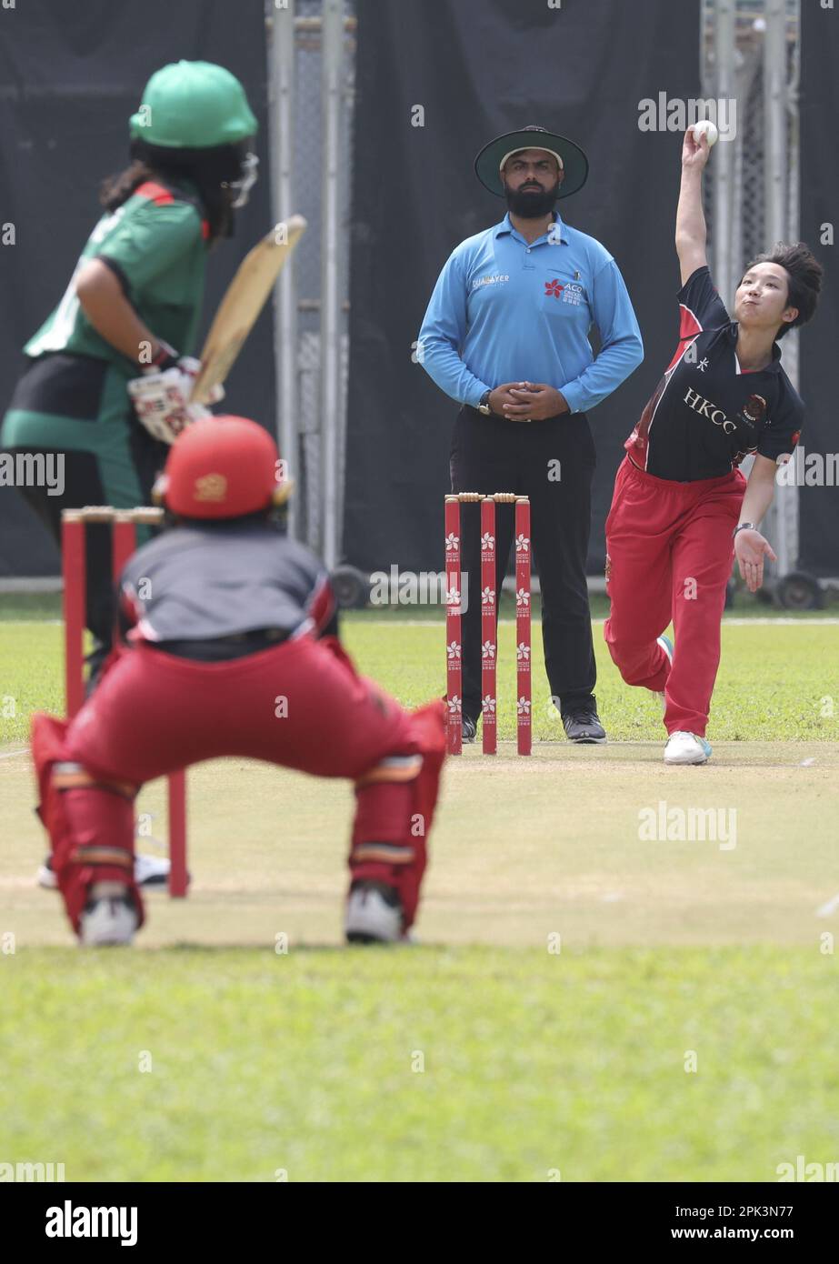 Alison Siu (R) des Hong Kong Cricket Clubs bowlt im Spiel gegen den Kowloon Cricket Club während der Hong Kong WomenHH Premier League, die von Gencor Pacific Limited auf dem Tin Kwong Road Recreation Ground gesponsert wird. 11SEP22 SCMP / Edmond so Stockfoto