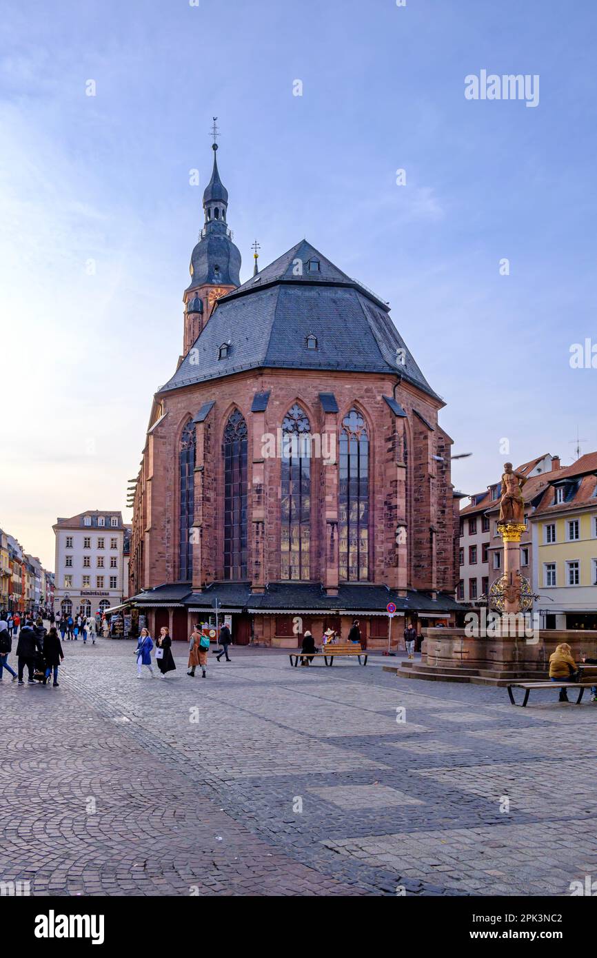 Heidelberg, Baden-Württemberg, Deutschland - 22. Februar 2023: Geschäftige Szene auf dem Marktplatz und der Heiligen Geisteskirche. Stockfoto