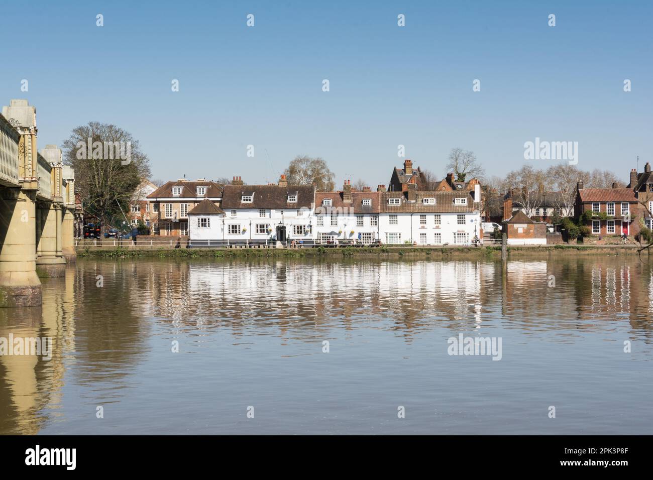 Bull's Head Public House und W. R. Galbraith's Kew Railway Bridge über die Themse in Strand-on-the-Green, Chiswick, London Stockfoto
