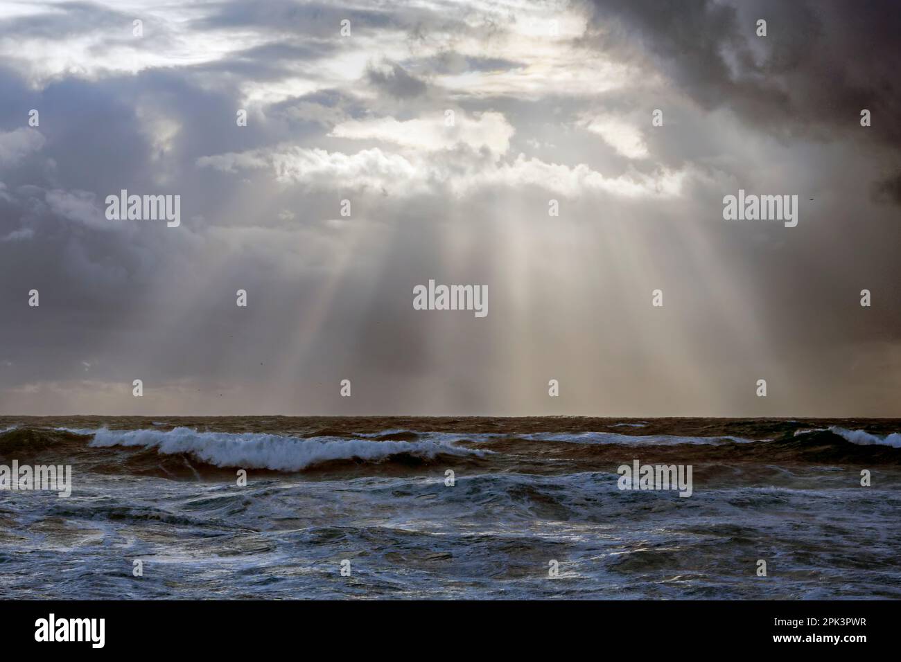 Im Herbst bewölkte Meereslandschaft mit Sonnenstrahlen, nördliche portugiesische Küste. Stockfoto