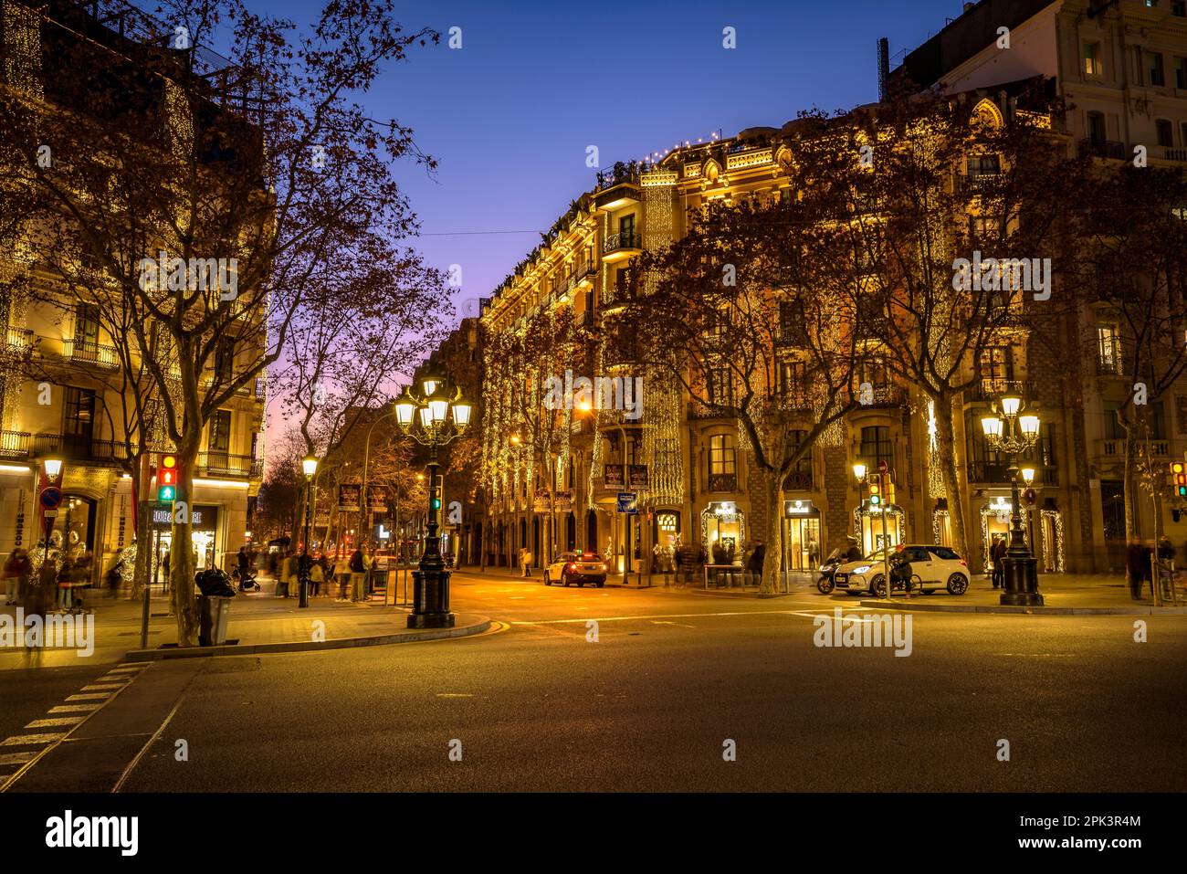 Passeig de Gracia in der blauen Stunde und Nacht mit spezieller Weihnachtsbeleuchtung (Barcelona, Katalonien, Spanien) ESP: Paseo de Gracia en la Hora azul Stockfoto