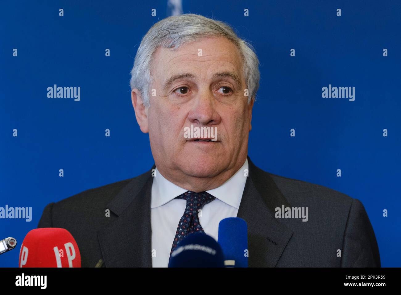 Brüssel, Belgien. 05. April 2023. Antonio Tajani, Außenminister, spricht am 5. April 2023 anlässlich eines Treffens der NATO-Außenminister im NATO-Hauptquartier in Brüssel, Belgien, auf einer Medienkonferenz. Kredit: ALEXANDROS MICHAILIDIS/Alamy Live News Stockfoto