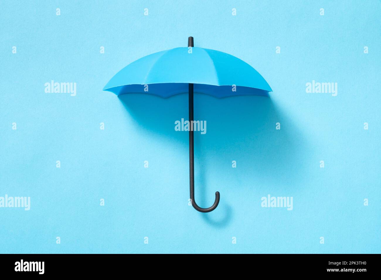Blauer Schirm isoliert auf blauem Hintergrund Stockfoto