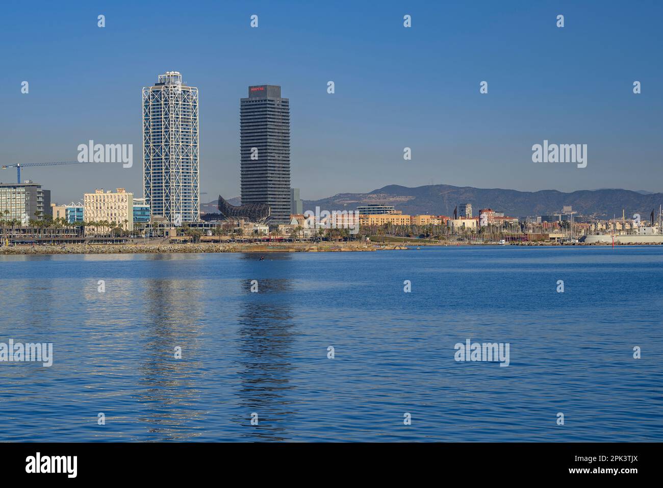 Der Mapfre Tower und das Hotel Arts des Olympischen Hafens von Barcelona am Meer (Barcelona, Katalonien, Spanien) ESP: La Torre Mapfre y Hotel Arts Stockfoto