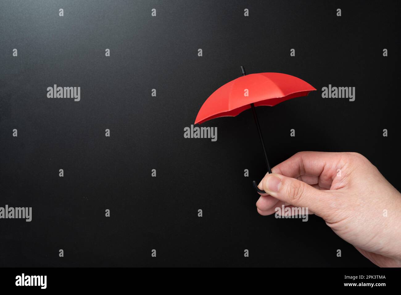 Mini-Regenschirm mit Handgriff in Rot Stockfoto