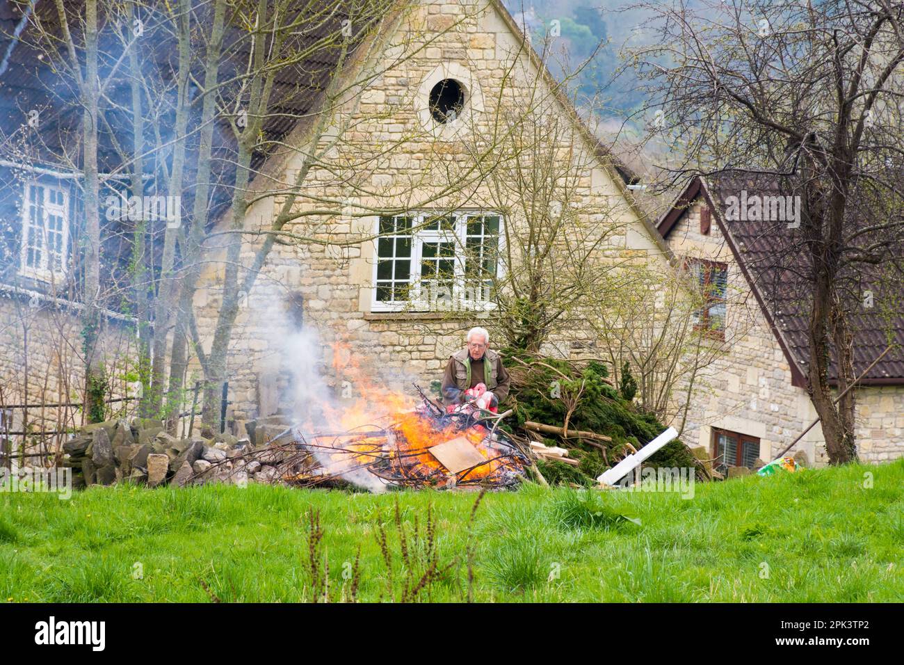 Man macht ein Lagerfeuer aus Schrottholz und Gartenmüll in Batheaston, Somerset, Großbritannien Stockfoto