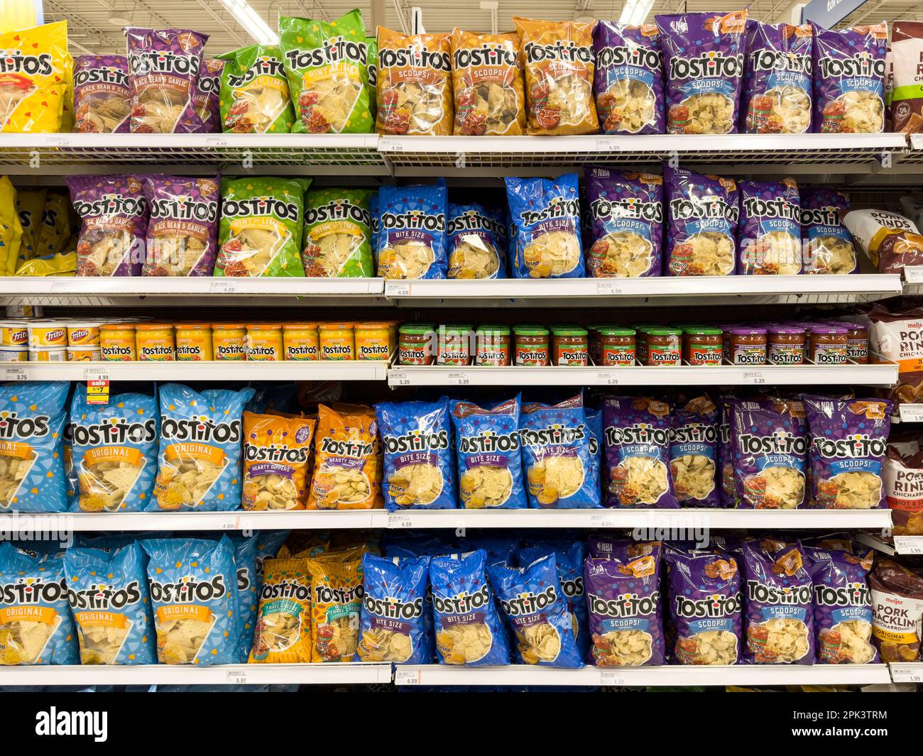 Produkte von Tostitos, die im Supermarkt im Regal gelagert werden Stockfoto