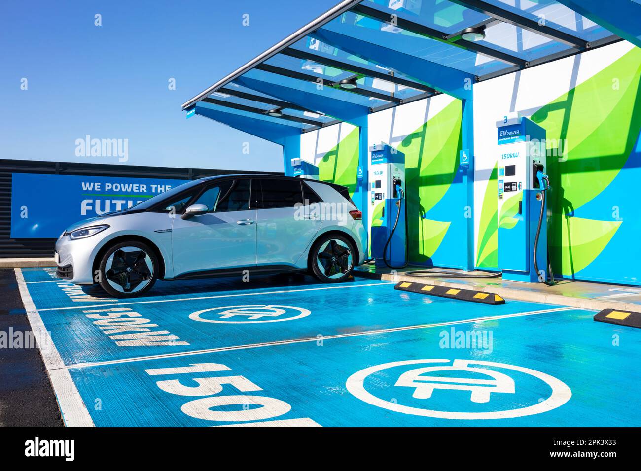 Electric Car UK – Aufladen eines Elektroautos bei einer Bank öffentlicher Ladegeräte für Elektroautos in einer MFG EV Power EV-Ladestation Elektrofahrzeug in Großbritannien Stockfoto