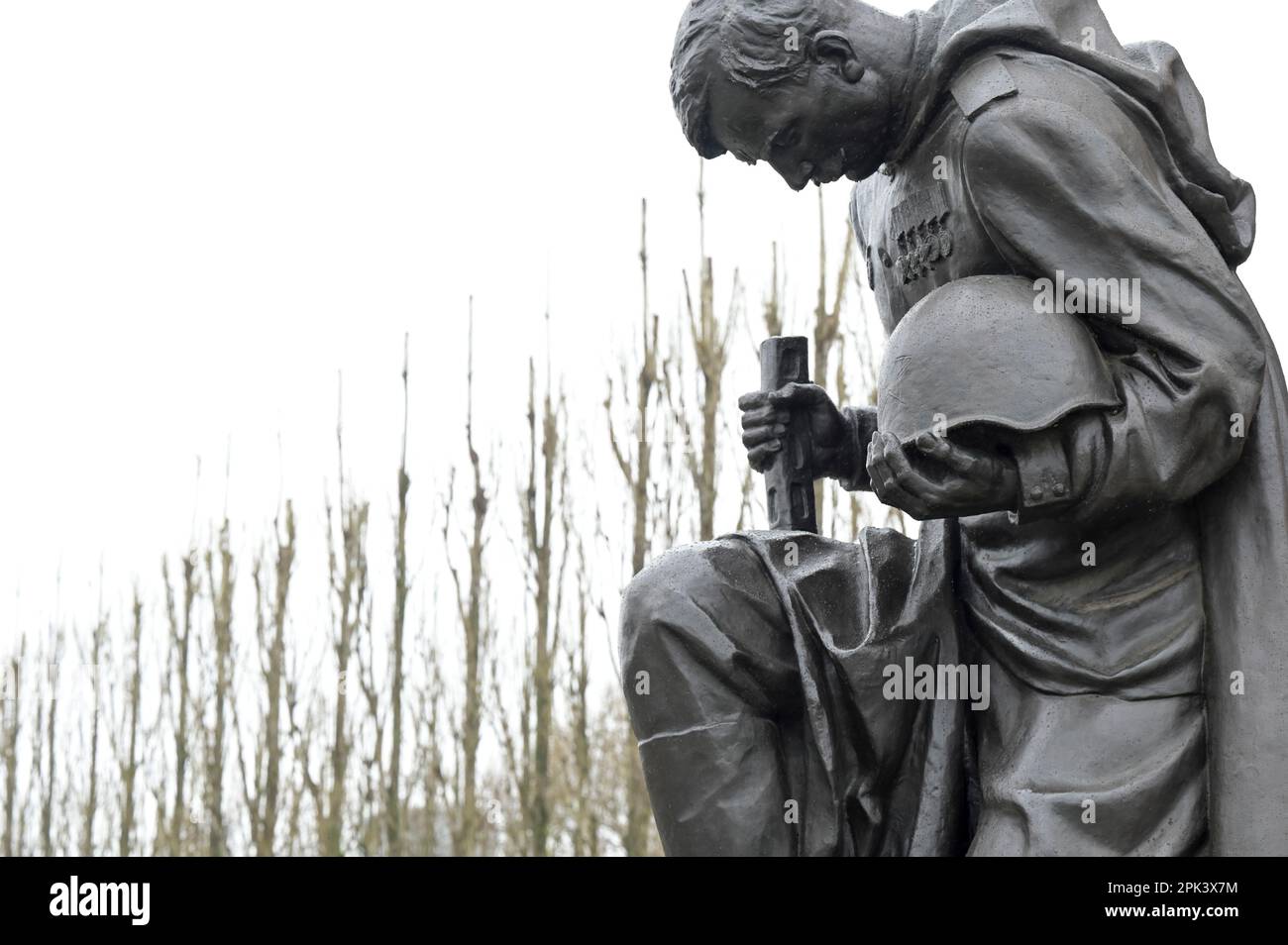 DEUTSCHLAND, ehemals Ost-Berlin, Treptow, sowjetischer Gedenkstein und Soldatenfriedhof mit 7000 Gräbern russischer Soldaten der Roten Armee im Treptower Park, erbaut 1946–49, kniender Soldat mit Pistole und Helm Statue, Heldenverehrung Stockfoto