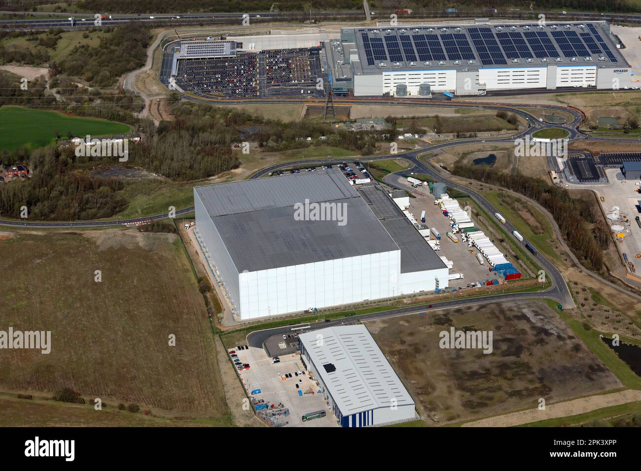 Luftaufnahme des Kühllagers NewCold & Amazon DSA6 Wakefield in Stanley, Wakefield, West Yorkshire Stockfoto