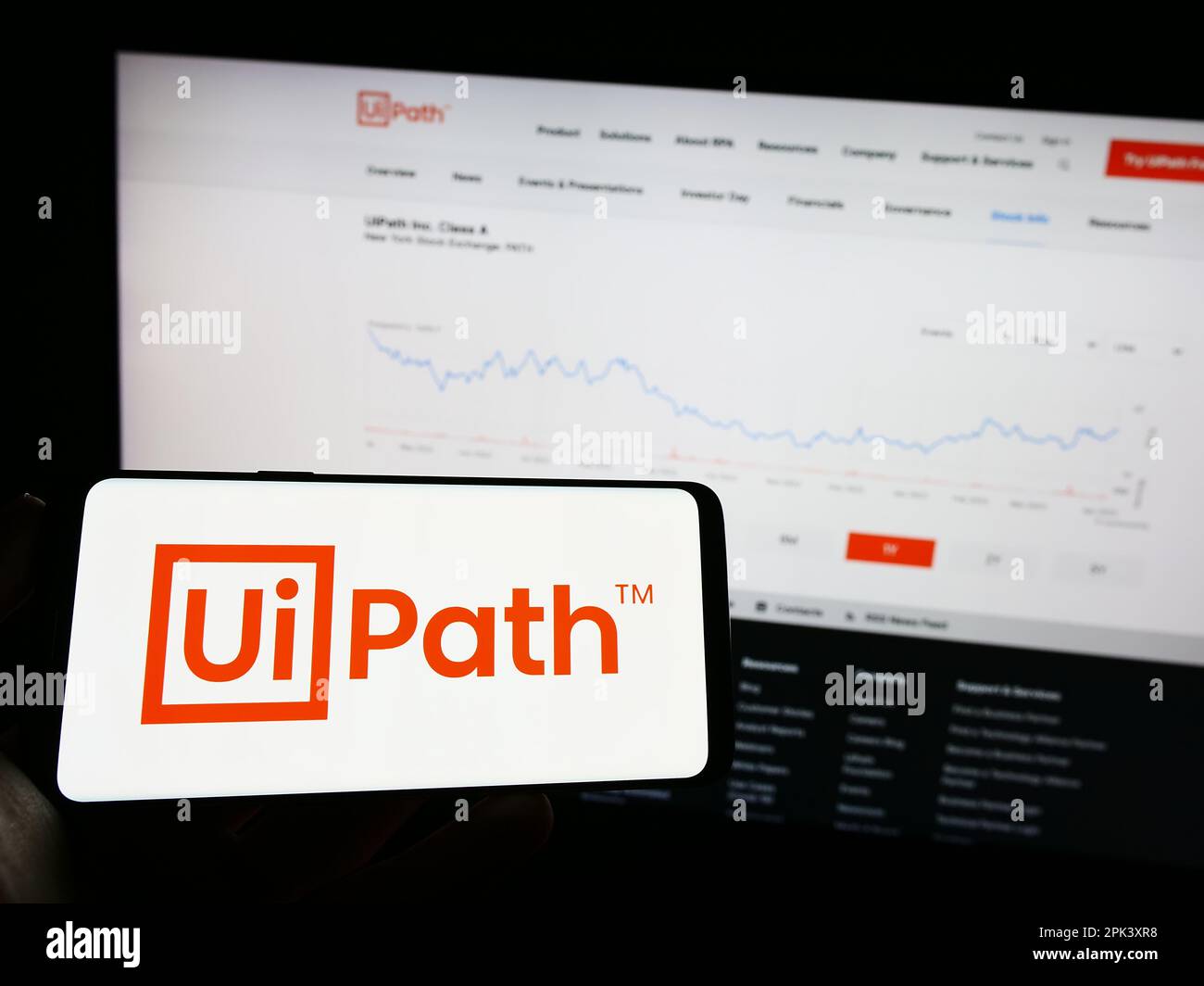 Person, die ein Mobiltelefon mit dem Logo des Automationssoftwareunternehmens UiPath Inc. Auf dem Bildschirm vor der Unternehmenswebseite hält. Konzentrieren Sie sich auf das Display des Telefons. Stockfoto