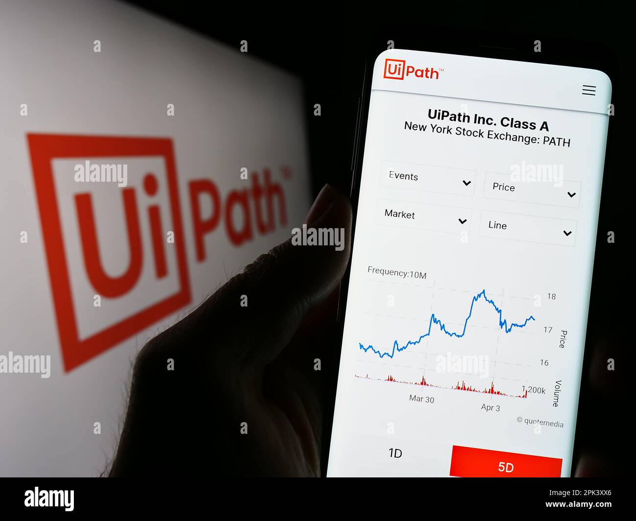 Person, die ein Smartphone mit einer Webseite des Automatisierungssoftwareunternehmens UiPath Inc. Auf dem Bildschirm vor dem Logo hält. Konzentrieren Sie sich auf die Mitte des Telefondisplays. Stockfoto