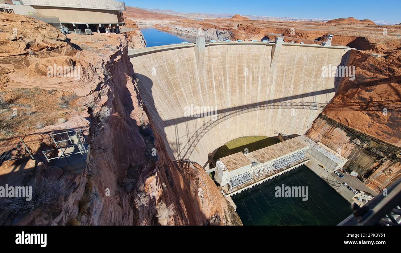 Der Glen Canyon Dam ist ein Damm aus Beton am Colorado River im Norden Arizonas, USA. Es wurde 1963 fertiggestellt und schuf Lake Powell, einen der La Stockfoto