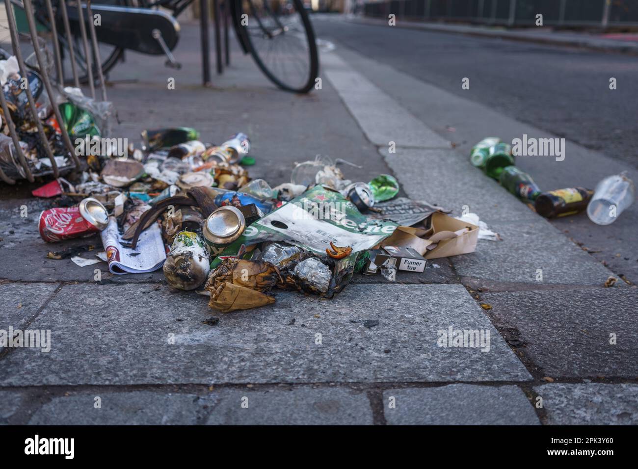 Müll auf dem Bürgersteig in Paris, Frankreich. 24. März 2023. Stockfoto