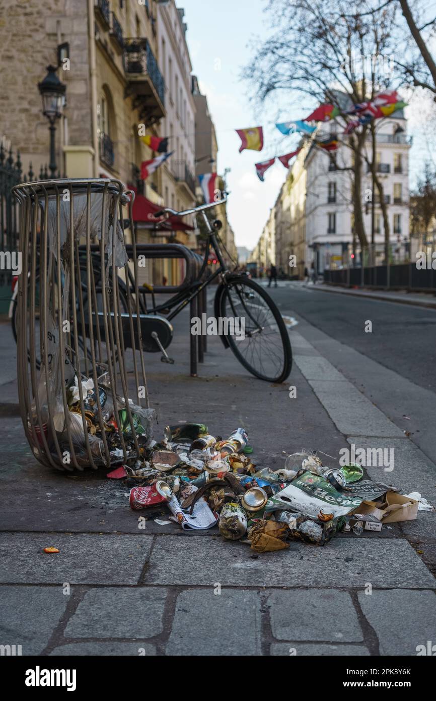 Müll auf der Straße, aus der Nähe in Paris, Frankreich. 24. März 2023. Stockfoto