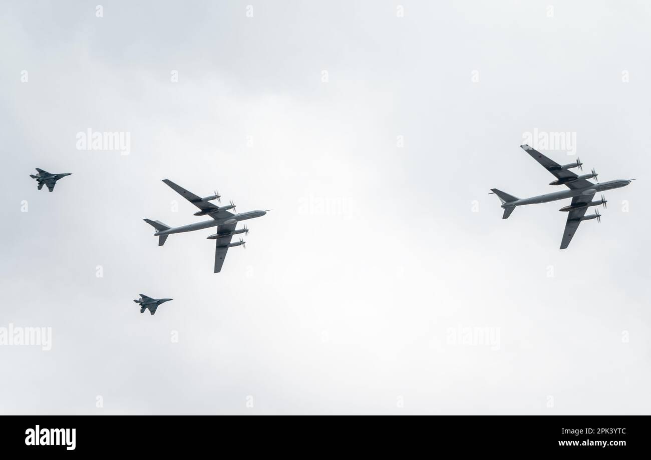 31. Juli 2022, St. Petersburg, Russland. Tupolev TU-142M3 U-Boot-Abwehrflugzeug mit großer Reichweite und Mikoyan MiG-29K-Trägerjäger an der Stockfoto