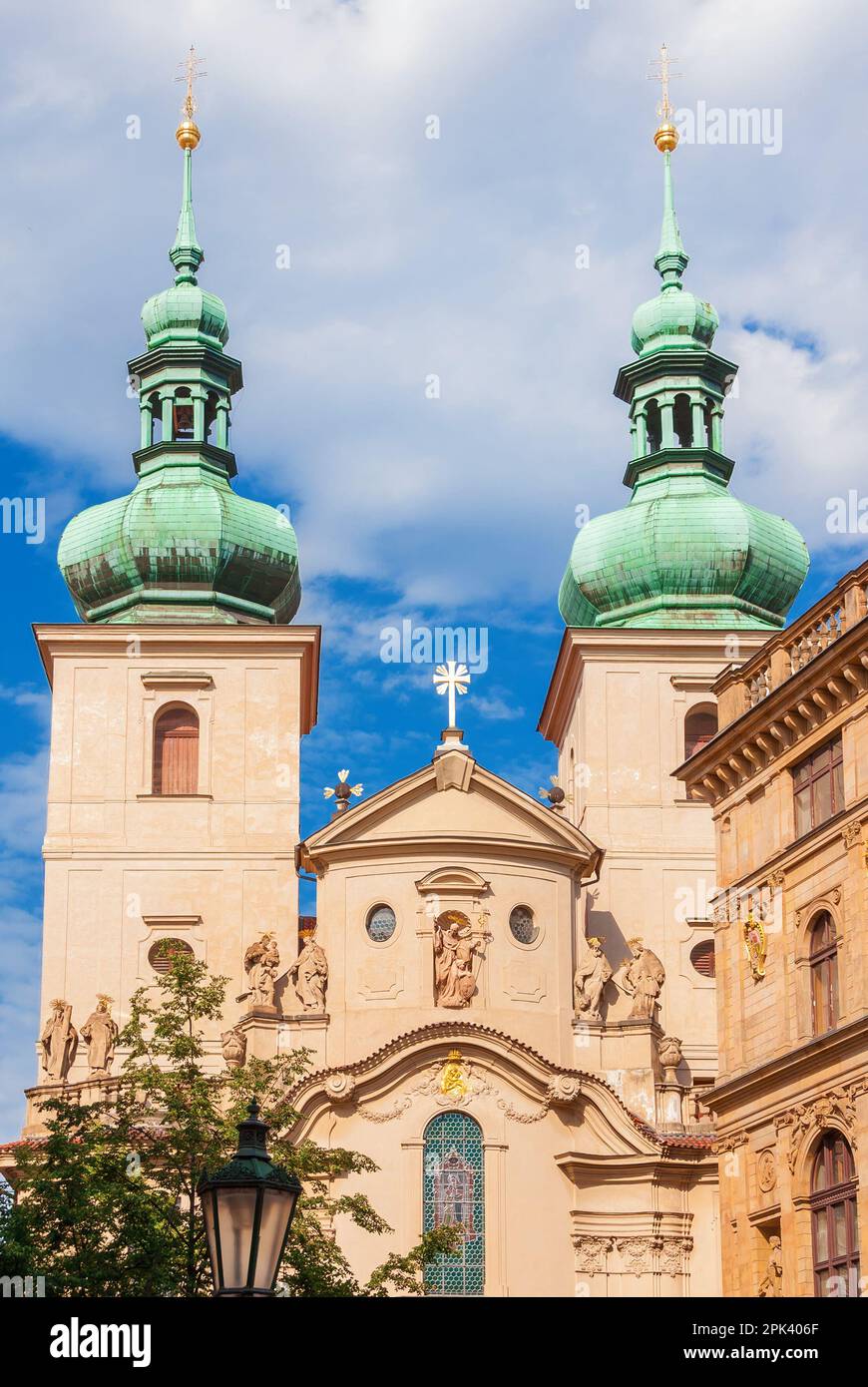 Barocke Kunst und Architektur in Prag. Kirche St. Havel aus dem 18. Jahrhundert mit Zwiebelkuppel und zwei Glockentürmen Stockfoto