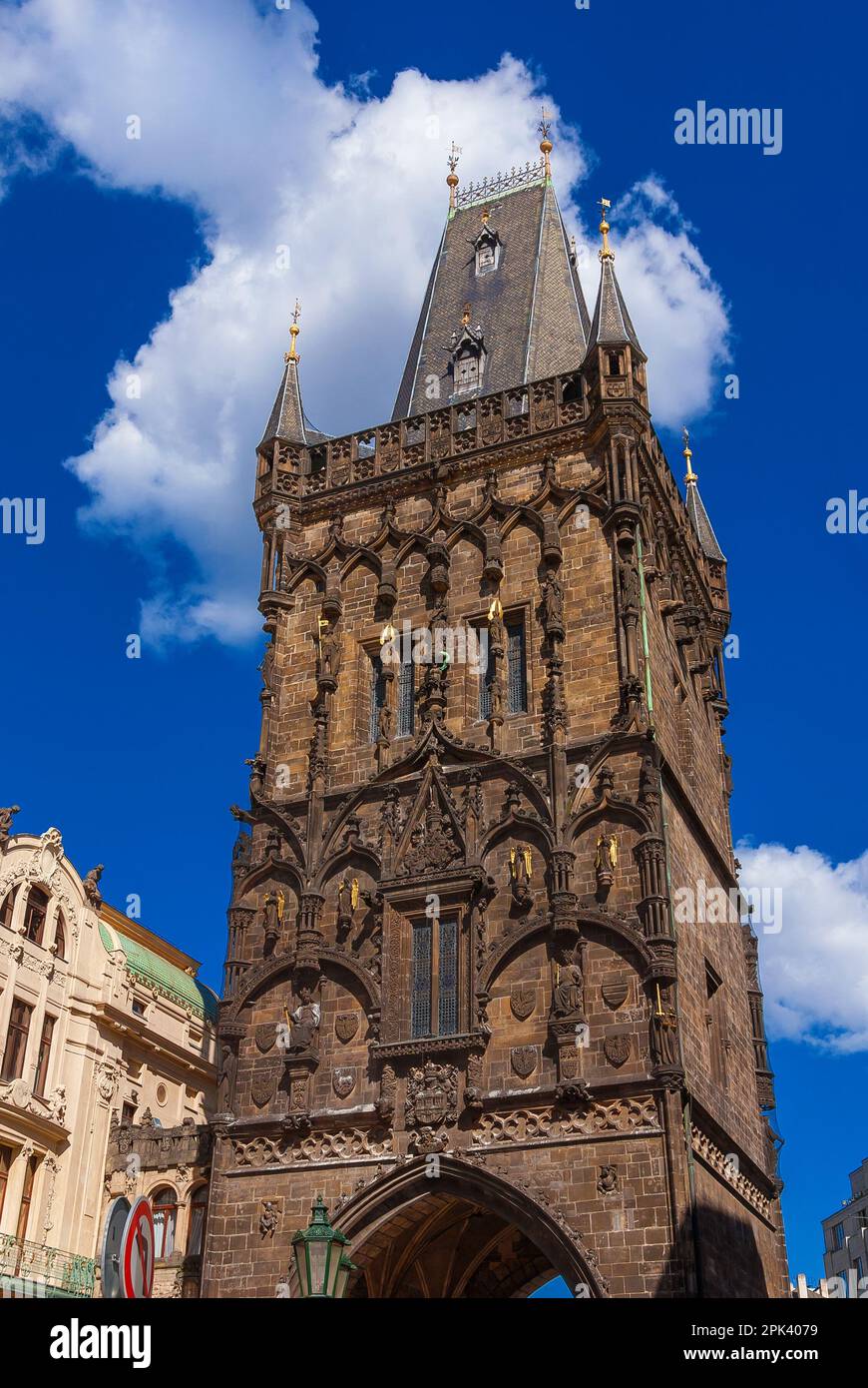 Mittelalterlicher Pulverturm, eines der ältesten Stadttore im historischen Zentrum von Prag Stockfoto