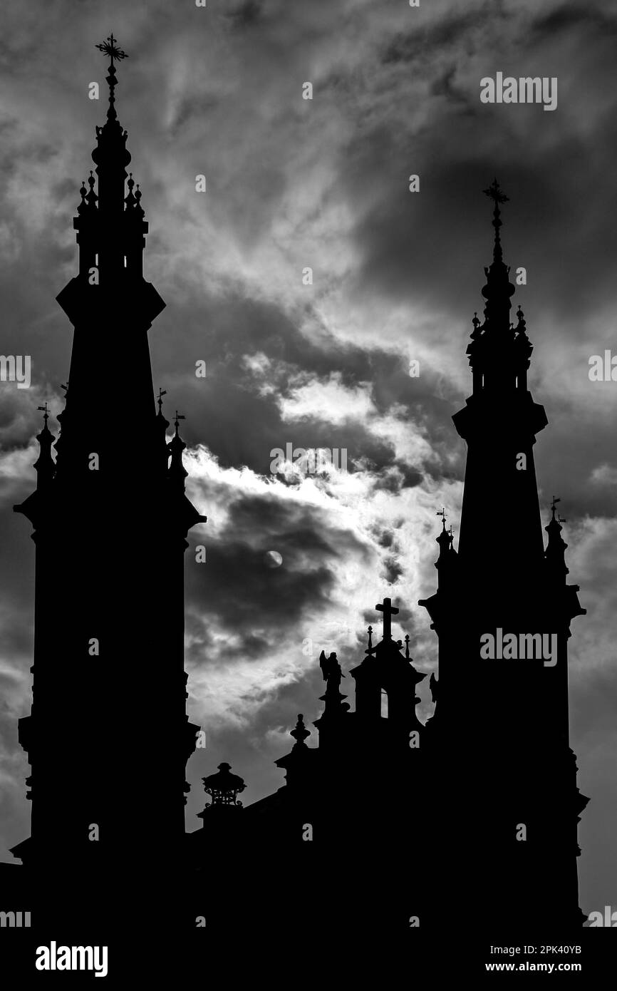 Belfries-Silhouetten der Kirche des Heiligen Erlösers in Warschau, Polen vor dem dramatischen Himmel Stockfoto
