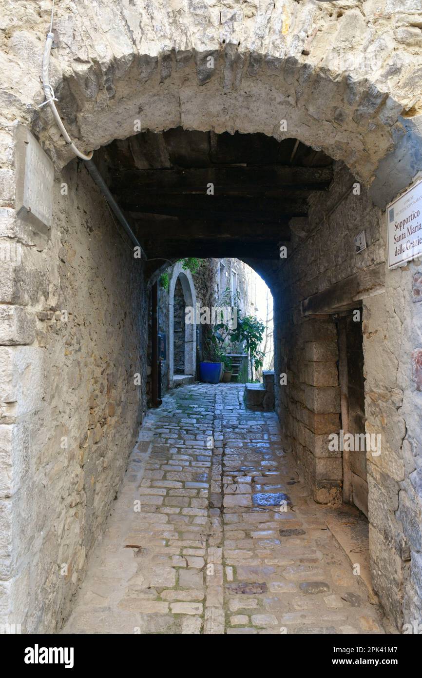 Eine enge Straße inmitten der alten Häuser von Civitacampomarano, einer mittelalterlichen Stadt in der Provinz Campobasso in Italien. Stockfoto