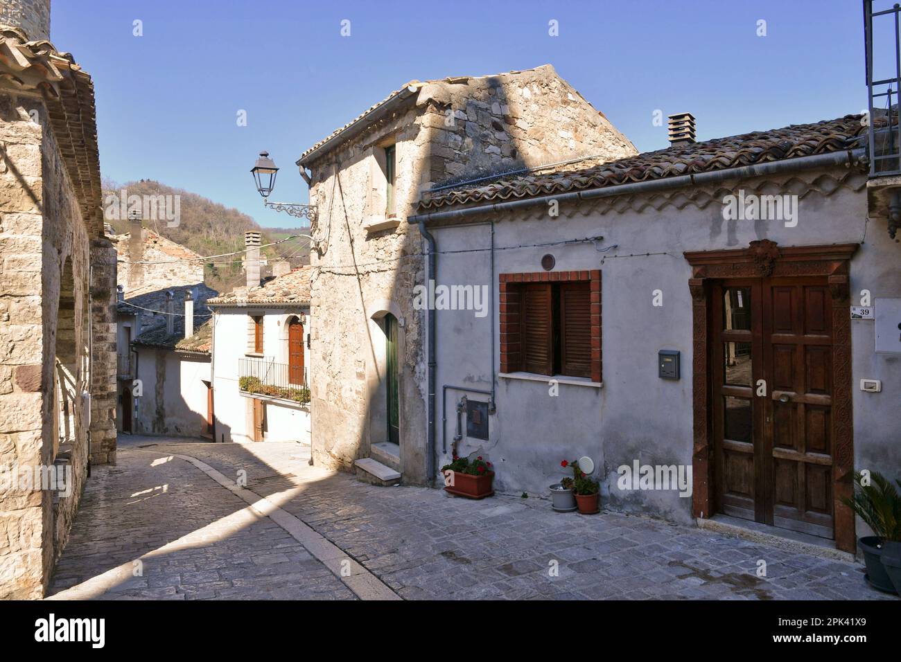 Eine enge Straße inmitten der alten Häuser von Civitacampomarano, einer mittelalterlichen Stadt in der Provinz Campobasso in Italien. Stockfoto