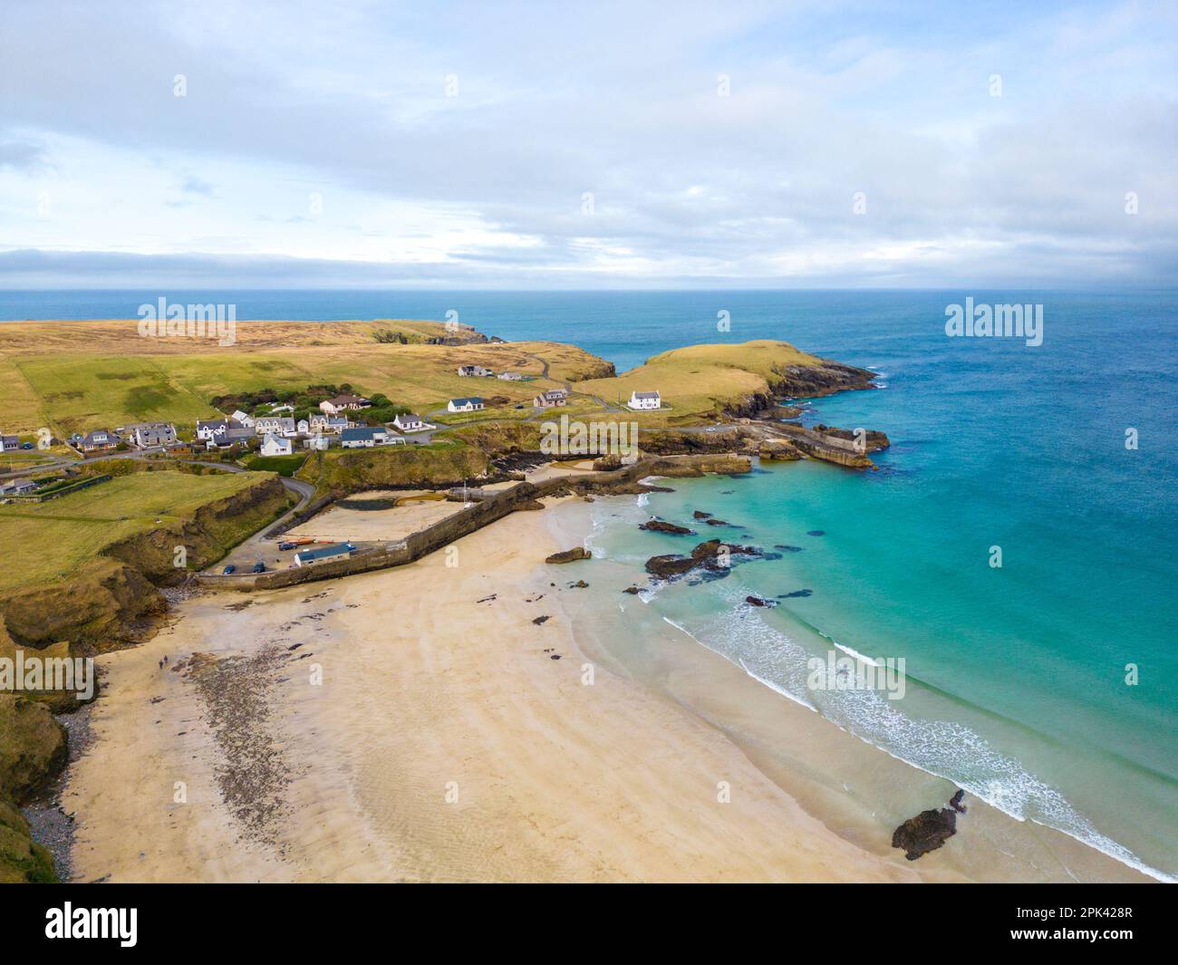 Isle of Lewis, Schottland. 5. April 2023 Wetter im Vereinigten Königreich: Das sonnige, türkisfarbene Wasser rund um den Hafen von Ness auf der schottischen Isle of Lewis aus der Vogelperspektive. Beliebte Touristenattraktion und Urlaubsziel in den Äußeren Hebriden. Kredit: Bradley Taylor / Alamy Live News Stockfoto